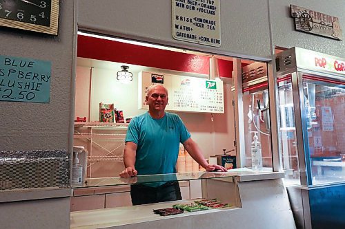 Randy Slater stands behind the concession stand at the Derrick Theatre in Virden. (Joseph Bernacki/The Brandon Sun)