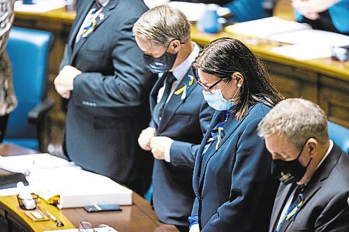 MIKAELA MACKENZIE / WINNIPEG FREE PRESS



Premier Heather Stefanson during a moment of silence for Ukraine on the first day back in session at the Manitoba Legislative Building in Winnipeg on Wednesday, March 2, 2022. For Carol Sanders story.

Winnipeg Free Press 2022.