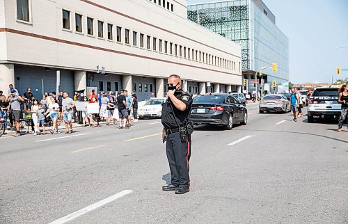 JESSICA LEE/WINNIPEG FREE PRESS



Hundreds gathered outside the Health Sciences Centre in Winnipeg on September 1st, blocking off parts of Sherbrook Street and William Avenue to protest against vaccines, vaccine passports and COVID restrictions.



Reporter: Cody Sellar