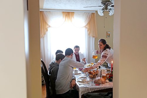 The Zaliskyy and Zaliska family enjoy Christmas Eve dinner at their home in Brandon in 2013. (Tim Smith/Brandon Sun)