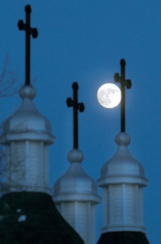 A full moon rises over the triple spires of the St. Mary's Ukrainian Catholic Church in 2012. (Bruce Bumstead/Brandon Sun)