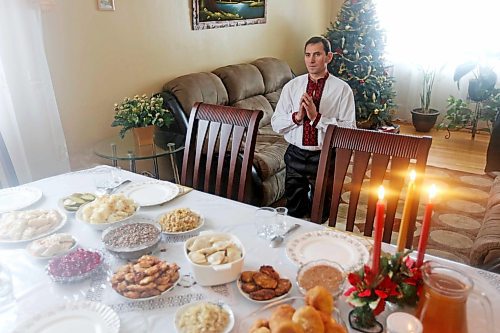 Petro Zaliskyy says a prayer of thanks prior to Ukrainian Christmas Eve dinner at his family's home in 2013. (Tim Smith/Brandon Sun)