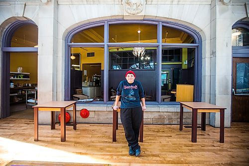 MIKAELA MACKENZIE / WINNIPEG FREE PRESS



Chef Wendy Murray poses for a portrait in the Royal Albert Arms, which will be reopening this week, in Winnipeg on Tuesday, March 1, 2022. For Eva Wasney story.

Winnipeg Free Press 2022.