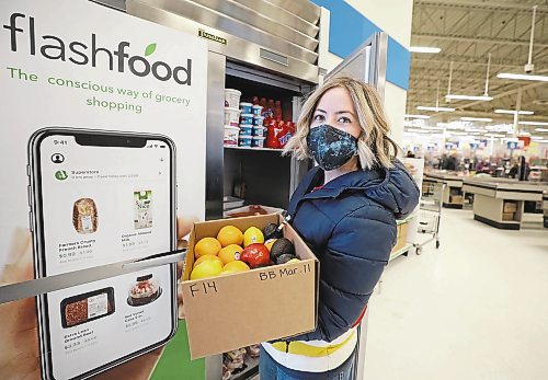 RUTH BONNEVILLE / WINNIPEG FREE PRESS



BIZ - Flashfood



Lea Coté, the Green Action Centre’s compost program coordinator, with a box of fruit purchased through the flash food app for $5 at The Gateway Superstore.



What: Lea regularly buys from Flashfood, an app offering 50 per cent off food near its expiry date. Loblaw brands (Superstore, No Frills) are partnered with it in Winnipeg.





March 10th,  2022
