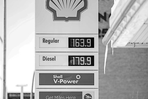 MIKAELA MACKENZIE / WINNIPEG FREE PRESS



Gas prices posted at 163.9 in Winnipeg on Thursday, March 3, 2022. For --- story.

Winnipeg Free Press 2022.