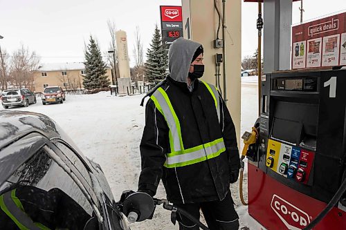 Co-op Heritage Gas Bar attendant Dakota Radcliffe fills up a vehicle with fuel Friday. (Chelsea Kemp/The Brandon Sun)