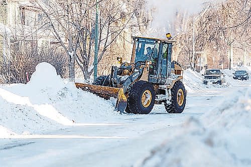 MIKE DEAL / WINNIPEG FREE PRESS

Snow plows clear streets in Wolseley Thursday morning.

220224 - Thursday, February 24, 2022.