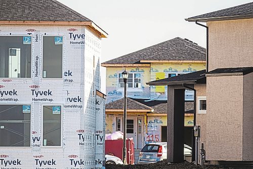 MIKAELA MACKENZIE / WINNIPEG FREE PRESS

New houses under construction in Waverley West in Winnipeg on Tuesday, Sept. 28, 2021. For --- story.
Winnipeg Free Press 2021.