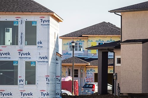 MIKAELA MACKENZIE / WINNIPEG FREE PRESS

New houses under construction in Waverley West in Winnipeg on Tuesday, Sept. 28, 2021. For --- story.
Winnipeg Free Press 2021.