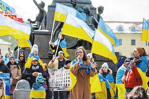 MIKAELA MACKENZIE / WINNIPEG FREE PRESS

Daria Sichkar sings and Brahmdev Malewicz plays violin at a demonstration, which was calling for NATO to close the airspace over Ukraine, in Krakow on Sunday, April 3, 2022.  For Melissa story.
Winnipeg Free Press 2022.