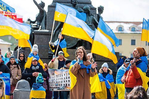 MIKAELA MACKENZIE / WINNIPEG FREE PRESS

Daria Sichkar sings and Brahmdev Malewicz plays violin at a demonstration, which was calling for NATO to close the airspace over Ukraine, in Krakow on Sunday, April 3, 2022.  For Melissa story.
Winnipeg Free Press 2022.