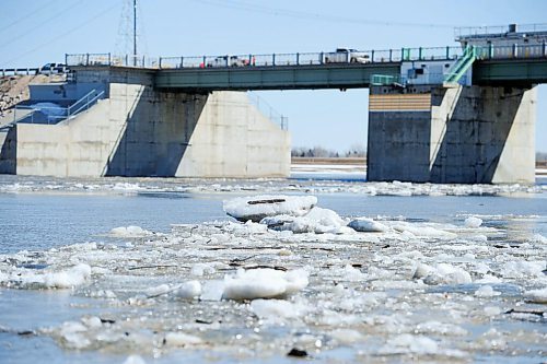 Snow and Ice flow down the Red River past the Red River Floodway, east of St. Norbert Friday afternoon. (Winnipeg Free Press)
