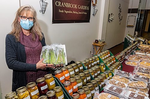 President and co-ordinator of the Brandon Farmers&#x2019; Market Jeannette Ens holds asparagus at her booth Cranbrook Gardens in the Town Centre Friday. (Chelsea Kemp/The Brandon Sun)