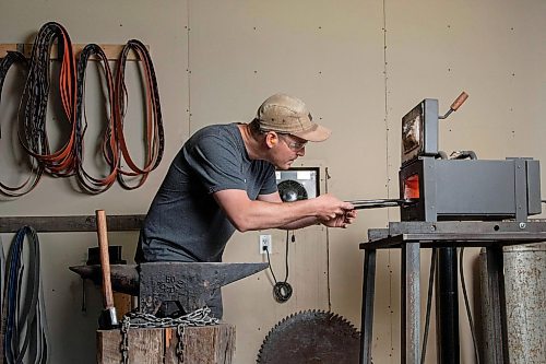 Marc Liss works with his forge and anvil at his workshop in Balmoral where he makes all of his products. (Winnipeg Free Press)