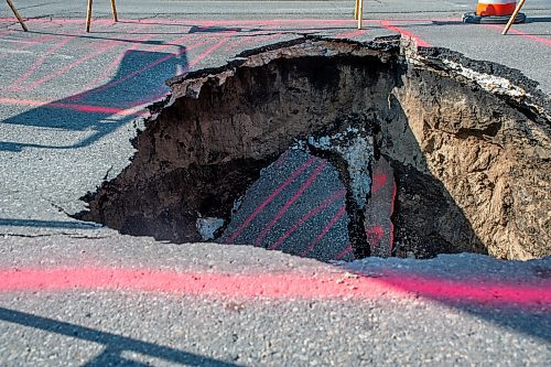 ETHAN CAIRNS / WINNIPEG FREE PRESS

A large sinkhole opened in the middle of the intersection of St. Matthews Ave. And Spruce st. in Winnipeg on Tuesday, July 26, 2022