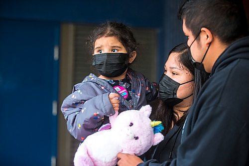 MIKAELA MACKENZIE / WINNIPEG FREE PRESS



Aiyanna Eischen, three (left), comes out from the RBC Convention Centre with Amy Thompson and Dakota Eischen after getting vaccinated in Winnipeg on Wednesday, July 27, 2022. For Katie May story.

Winnipeg Free Press 2022.