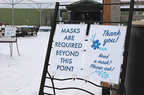 Signs outside of Sage Garden Greenhouses at 3410 St Mary's Rd. inform customers about the indoor masking policy. Eight months after provincial mandates ended, the business is among a few holdout who still require customers and staff to cover up. Photo taken Nov. 18, 2022. (Tyler Searle / Winnipeg Free Press)