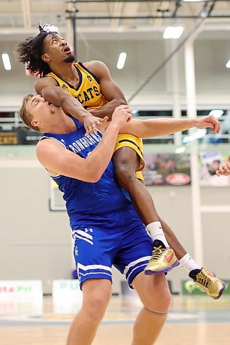 Jahmaal Gardner (2) of the Brandon Bobcats comes down on top of Jeff Rodehutskors (40) of the University of Lethbridge Pronghorns after taking a shot during university men’s basketball action at the BU Healthy Living Centre on Friday evening. (Tim Smith/The Brandon Sun)