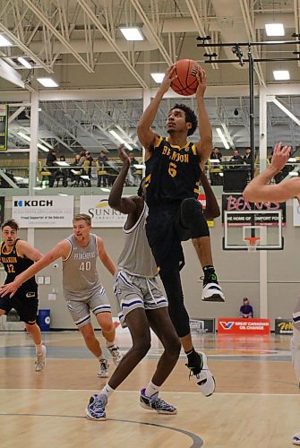 Brandon University Bobcats guard Dominique Dennis drives for a layup against the Lethbridge Pronghorns in their Canada West men's basketball game at the Healthy Living Centre on Saturday. (Thomas Friesen/The Brandon Sun)