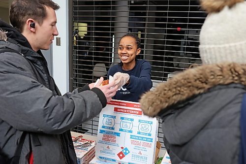 06122022
Olufunke Adeleye, President of the Brandon University Student Union, smiles while giving out free pizza, drinks and snacks to BU students alongside fellow BUSU members on the last day of classes for the university fall semester on Tuesday. (Tim Smith/The Brandon Sun)
 