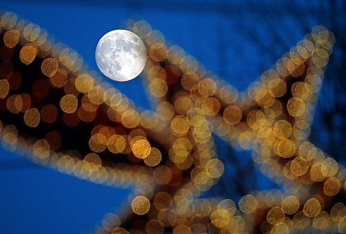 06122022
An almost full moon rises over the Christmas decorations lining Princess Avenue in Brandon on a cold Tuesday afternoon. (Tim Smith/The Brandon Sun)