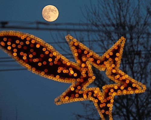 06122022
An almost full moon rises over the Christmas decorations lining Princess Avenue in Brandon on a cold Tuesday afternoon. (Tim Smith/The Brandon Sun)
