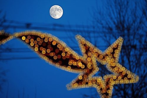 06122022
An almost full moon rises over the Christmas decorations lining Princess Avenue in Brandon on a cold Tuesday afternoon. (Tim Smith/The Brandon Sun)