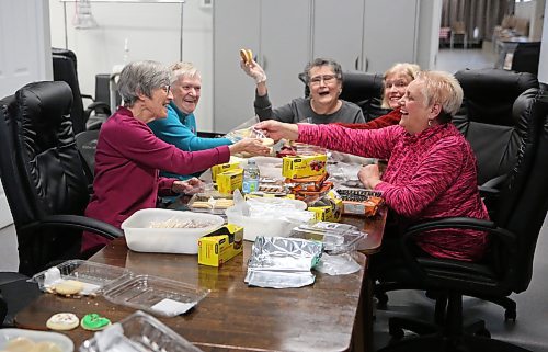 Brandon Seniors for Seniors Co-op members (from left) Lynne Shier, Lois Burke, May Culbertson, Leslie Dzogan, and Kenetta Wolfe, wrap cookies for the organization's meal delivery program called Dinner is Served. (Michele McDougall/The Brandon Sun)