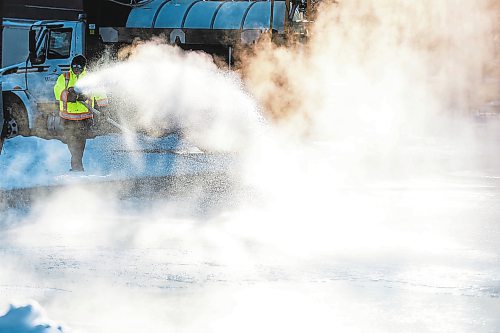 MIKAELA MACKENZIE / WINNIPEG FREE PRESS

City of Winnipeg worker Jeff (no last name given) floods the Old Market Square rink in the Exchange District in Winnipeg on Wednesday, Dec. 7, 2022. Standup.
Winnipeg Free Press 2022.