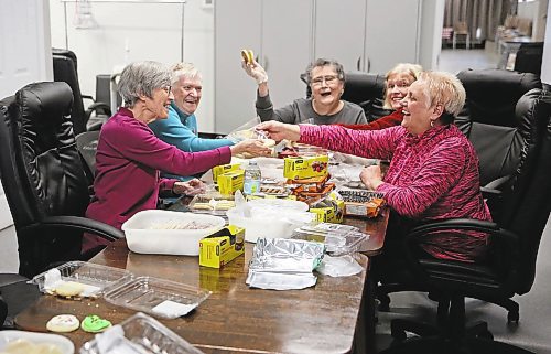 Brandon Seniors for Seniors Co-Op members Lynne Shier, from left, Lois Burke, May Culbertson, Leslie Dzogan, and Kenetta Wolfe, wrap cookies for the organization's meal delivery program called Dinner is Served. (Michele McDougall/The Brandon Sun)