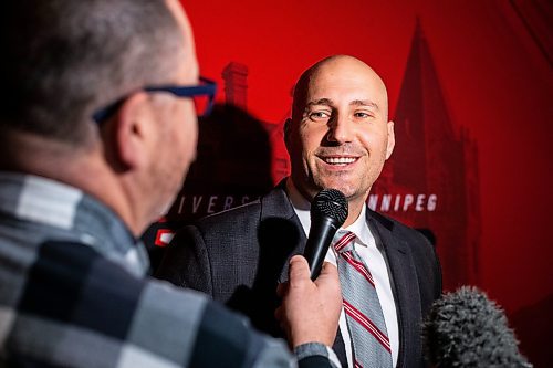 MIKAELA MACKENZIE / WINNIPEG FREE PRESS

Men's basketball head coach Mike Raimbault speaks to the media after announcing the 54th Wesmen Classic at the King&#x573; Head Pub in Winnipeg on Wednesday, Dec. 7, 2022. For Mike story.
Winnipeg Free Press 2022.