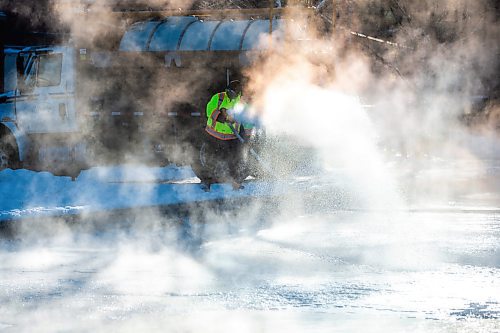 MIKAELA MACKENZIE / WINNIPEG FREE PRESS

City of Winnipeg worker Jeff (no last name given) floods the Old Market Square rink in the Exchange District in Winnipeg on Wednesday, Dec. 7, 2022. Standup.
Winnipeg Free Press 2022.