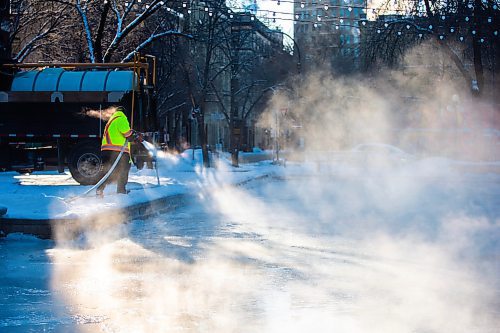 MIKAELA MACKENZIE / WINNIPEG FREE PRESS

City of Winnipeg worker Jeff (no last name given) floods the Old Market Square rink in the Exchange District in Winnipeg on Wednesday, Dec. 7, 2022. Standup.
Winnipeg Free Press 2022.