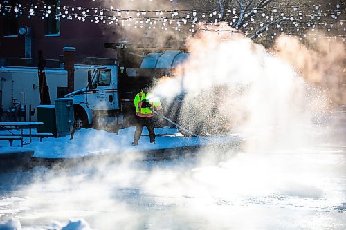 MIKAELA MACKENZIE / WINNIPEG FREE PRESS

City of Winnipeg worker Jeff (no last name given) floods the Old Market Square rink in the Exchange District in Winnipeg on Wednesday, Dec. 7, 2022. Standup.
Winnipeg Free Press 2022.