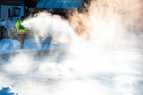 MIKAELA MACKENZIE / WINNIPEG FREE PRESS

City of Winnipeg worker Jeff (no last name given) floods the Old Market Square rink in the Exchange District in Winnipeg on Wednesday, Dec. 7, 2022. Standup.
Winnipeg Free Press 2022.