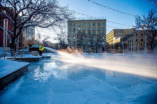 MIKAELA MACKENZIE / WINNIPEG FREE PRESS

City of Winnipeg worker Jeff (no last name given) floods the Old Market Square rink in the Exchange District in Winnipeg on Wednesday, Dec. 7, 2022. Standup.
Winnipeg Free Press 2022.