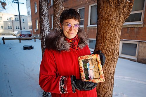 MIKE DEAL / WINNIPEG FREE PRESS
Rebecca Hume lost her maternal grandmother, Katherine Hood, last spring, is coping and figuring out how to navigate her first Christmas without her grandmother.
See Sabrina Carnevale story
221207 - Wednesday, December 07, 2022.