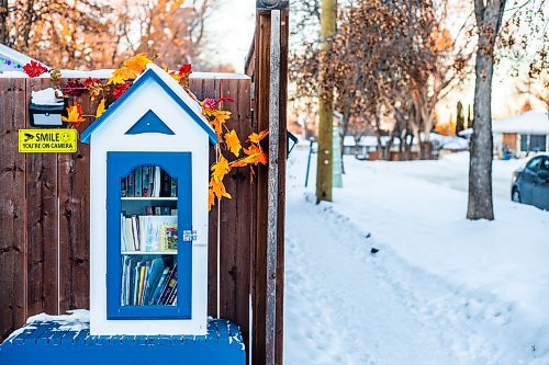 MIKAELA MACKENZIE / WINNIPEG FREE PRESS

A little free library on Rossmere Crescent  in Winnipeg on Wednesday, Dec. 7, 2022. For Rachel story.
Winnipeg Free Press 2022.