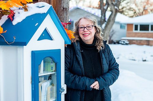 MIKAELA MACKENZIE / WINNIPEG FREE PRESS

Lisa Feyereisen poses for a photo with her little free library on Rossmere Crescent  in Winnipeg on Wednesday, Dec. 7, 2022. For Rachel story.
Winnipeg Free Press 2022.