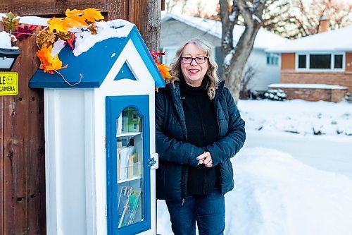 MIKAELA MACKENZIE / WINNIPEG FREE PRESS

Lisa Feyereisen poses for a photo with her little free library on Rossmere Crescent  in Winnipeg on Wednesday, Dec. 7, 2022. For Rachel story.
Winnipeg Free Press 2022.