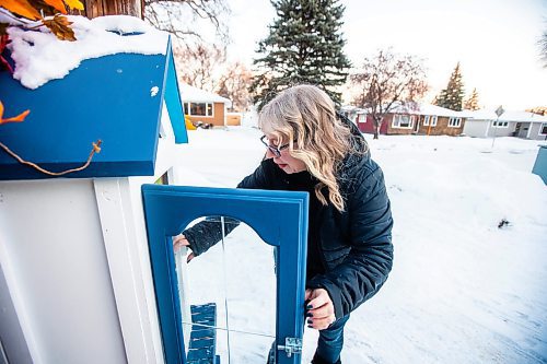 MIKAELA MACKENZIE / WINNIPEG FREE PRESS

Lisa Feyereisen poses for a photo with her little free library on Rossmere Crescent  in Winnipeg on Wednesday, Dec. 7, 2022. For Rachel story.
Winnipeg Free Press 2022.