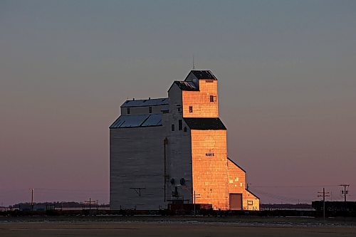 07122022
The last sunlight of the day reflects off the Harte elevator northeast of Brandon on a crisp and clear late Wednesday afternoon.  (Tim Smith/The Brandon Sun)