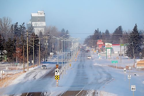 07122022
Snow blows across Mill Road in Boissevain on a cold and windy Wednesday.    (Tim Smith/The Brandon Sun)