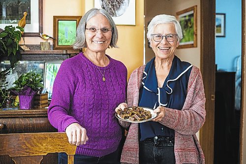 MIKAELA MACKENZIE / WINNIPEG FREE PRESS

Marj Birley (left) and sister-in-law Wendy Barker with their family&#x573; fruitcake, which dates back to the 1800s and has been a longtime Christmas and wedding tradition, in Winnipeg on Wednesday, Nov. 16, 2022. For Eva Wasney story.
Winnipeg Free Press 2022.