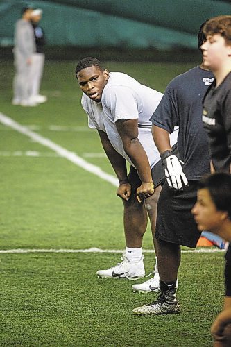 MIKE DEAL / WINNIPEG FREE PRESS
Dolapo Egunjobi during the recruit ready football tryouts held at the golf dome, 1205 Wilkes Avenue, Thursday morning.
See Mike Sawatzky story 
221208 - Thursday, December 08, 2022.