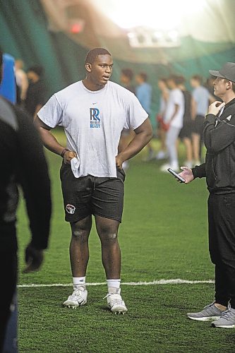 MIKE DEAL / WINNIPEG FREE PRESS
Dolapo Egunjobi during the recruit ready football tryouts held at the golf dome, 1205 Wilkes Avenue, Thursday morning.
See Mike Sawatzky story 
221208 - Thursday, December 08, 2022.