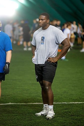 MIKE DEAL / WINNIPEG FREE PRESS
Dolapo Egunjobi during the recruit ready football tryouts held at the golf dome, 1205 Wilkes Avenue, Thursday morning.
See Mike Sawatzky story 
221208 - Thursday, December 08, 2022.