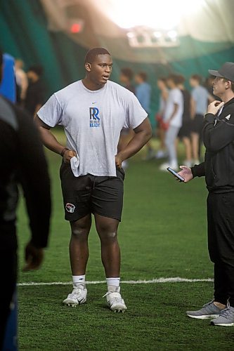 MIKE DEAL / WINNIPEG FREE PRESS
Dolapo Egunjobi during the recruit ready football tryouts held at the golf dome, 1205 Wilkes Avenue, Thursday morning.
See Mike Sawatzky story 
221208 - Thursday, December 08, 2022.