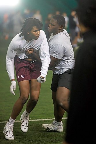 MIKE DEAL / WINNIPEG FREE PRESS
Dolapo Egunjobi (right) during the recruit ready football tryouts held at the golf dome, 1205 Wilkes Avenue, Thursday morning.
See Mike Sawatzky story 
221208 - Thursday, December 08, 2022.