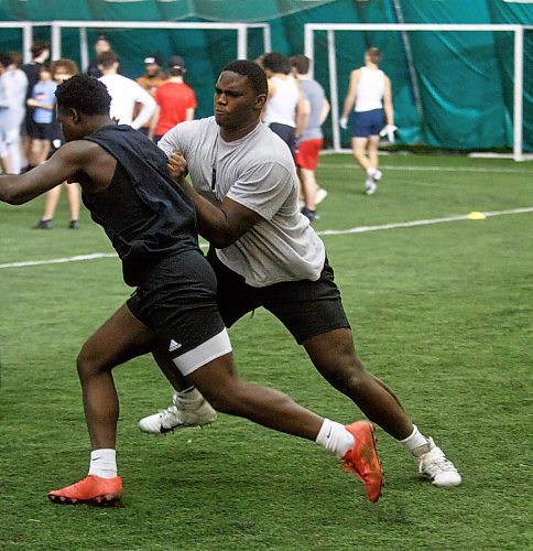 MIKE DEAL / WINNIPEG FREE PRESS
Dolapo Egunjobi (right) during the recruit ready football tryouts held at the golf dome, 1205 Wilkes Avenue, Thursday morning.
See Mike Sawatzky story 
221208 - Thursday, December 08, 2022.